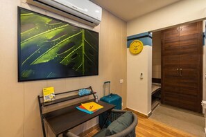 Bed in 6 Bed Female Dormitory with Balcony | 書桌、遮光布/窗簾、熨斗/熨衣板、免費無線上網