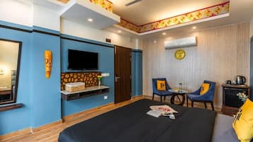 Deluxe Double Room with Balcony and Mountain View | Escritorio, cortinas blackout y tabla de planchar con plancha