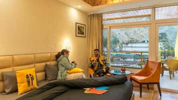 Deluxe Double Room with Balcony and Mountain View | Een bureau, verduisterende gordijnen, een strijkplank/strijkijzer