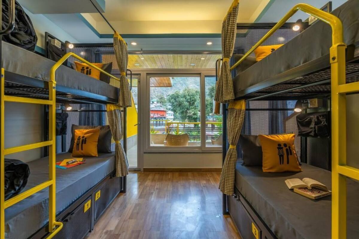 Bed in 6 Bed Mixed Dormitory with Balcony and Mountain View | Escritorio, cortinas blackout y tabla de planchar con plancha