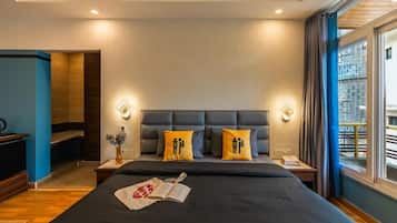 Deluxe Double Room with Balcony and Mountain View | Escritorio, cortinas blackout y tabla de planchar con plancha