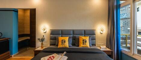 Deluxe Double Room with Balcony and Mountain View | Escritorio, cortinas opacas, tabla de planchar con plancha y wifi gratis