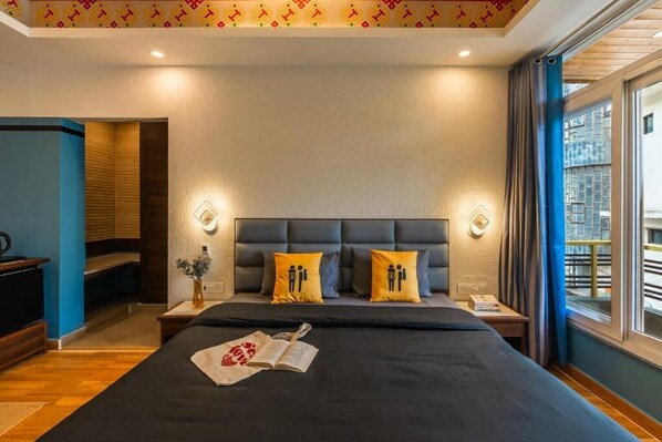 Deluxe Double Room with Balcony and Mountain View | 書桌、遮光布/窗簾、熨斗/熨衣板、免費無線上網