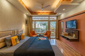 Deluxe Double Room with Balcony and Mountain View | โต๊ะทำงาน, ผ้าม่านกันแสง, เตารีด/โต๊ะรีดผ้า, Wi-Fi ฟรี