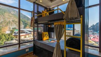 Standard Quadruple Room with Balcony and Mountain View | 办公桌、遮光窗帘、熨斗/熨板、免费 WiFi