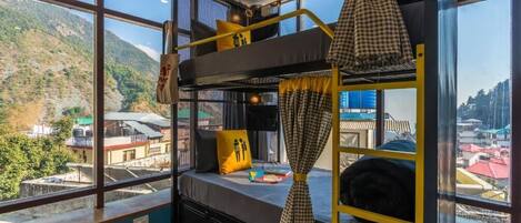 Standard Quadruple Room with Balcony and Mountain View | 办公桌、遮光窗帘、熨斗/熨板、免费 WiFi