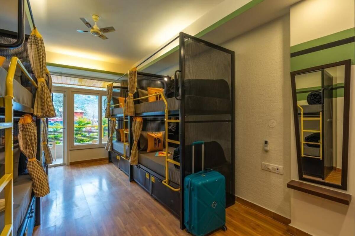 Bed in 8 Bed Mixed Dormitory with Balcony and Mountain View | Escritorio, cortinas blackout y tabla de planchar con plancha