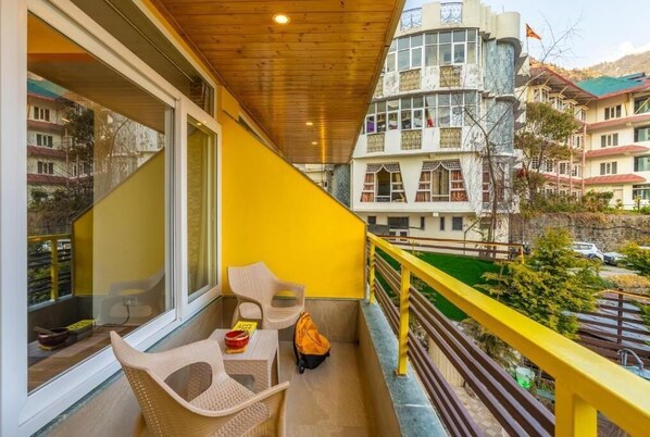 Bed in 8 Bed Mixed Dormitory with Balcony and Mountain View | ระเบียง