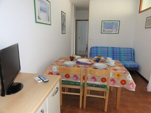 Leilighet, 2 soverom, balkong, byutsikt | Spisestue