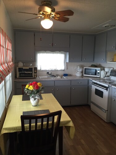 Charming Mobile Home - Minutes to the white sandy beaches of Anna Maria Island!