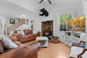 TV - NEW! John Wayne View 3-Bedroom Cabin (Del Rio)