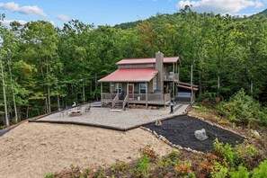 Exterior - NEW! John Wayne View 3-Bedroom Cabin (Del Rio)