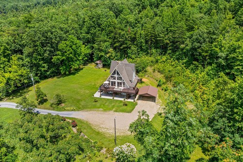 NEW! Smoky Everest 4-Bedroom Chalet