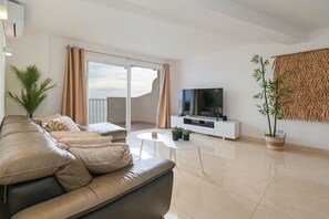 TV - Apartment 'La Perla Sea View, 3 Bedrooms' with Pool, Wi-Fi & Stunning Views (Calp)