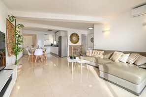 TV - Apartment 'La Perla Sea View, 3 Bedrooms' with Pool, Wi-Fi & Stunning Views (Calp)