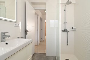Douche, sèche-cheveux, serviettes fournies