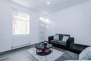 TV - Cosy 2 bed House - 15 minutes from City Centre (Manchester)