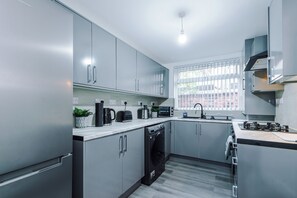 Een microgolfoven, een oven, een kookplaat, een vaatwasser