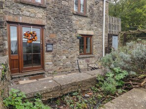 Exterior detail - Gwyn Studio (Aberdare)