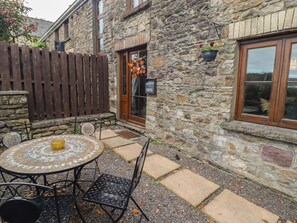 Outdoor dining - Gwyn Studio (Aberdare)