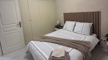 2 chambres, fer et planche à repasser, Wi-Fi, draps fournis