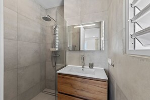 Dusche, Haartrockner, Handtücher, Toilettenpapier