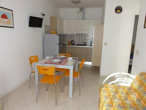 อพาร์ทเมนท์, 2 ห้องนอน, ลานระเบียง, วิวสวน | ห้องรับประทานอาหาร