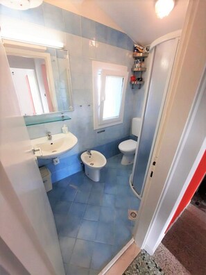 A bathroom with a sink, bidet, toilet, and a window. - Comfy Villa With Garden (San Michele al Tagliamento)