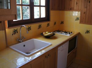 Geladeira, micro-ondas, lava-louças, cafeteira/chaleira