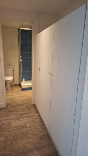 Handtücher, Seife, Toilettenpapier