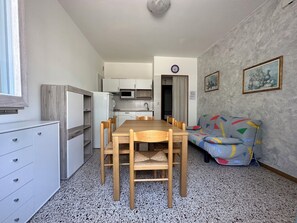 Apartment, 2 Schlafzimmer, Terrasse, Stadtblick | Esszimmer