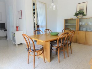 Dining room - Bibione Pineda Villa With Garden and BBQ (San Michele al Tagliamento)