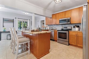 Kjøleskap, mikrobølgeovn, ovn og kokeplater