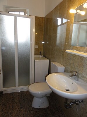 Bathroom - Quiet Apartment With Garden (San Michele al Tagliamento)