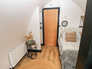 1 bedroom, individually decorated, individually furnished, free WiFi - Cwtch Bach (Aberdare)