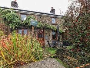 Exterior - Melyn (Aberdare)