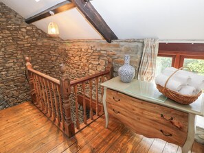 Interior - Melyn (Aberdare)