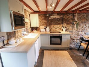 Dishwasher, cookware/dishes/utensils - Melyn (Aberdare)