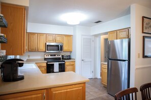 Mikrobølgeovn, ovn, kokeplater og oppvaskmaskin