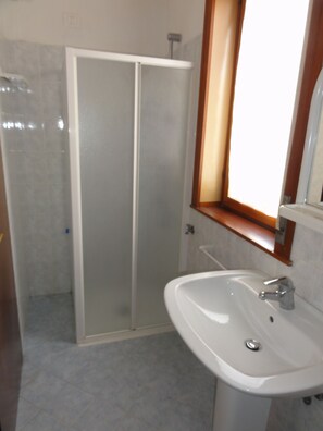 Apartamento, 2 habitaciones, balcón | Baño