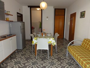 Apartment, 2 Schlafzimmer, Balkon | Esszimmer
