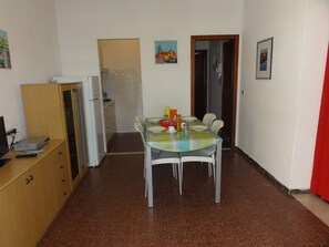 Villa, 3 slaapkamers, patio, uitzicht op tuin | Dineerruimte