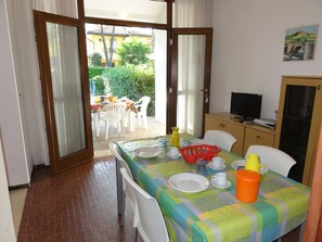 Villa, 3 slaapkamers, patio, uitzicht op tuin | Dineerruimte