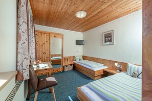 Habitación familiar, balcón, vistas al jardín | Caja fuerte, cortinas opacas, sistema de insonorización y wifi gratis