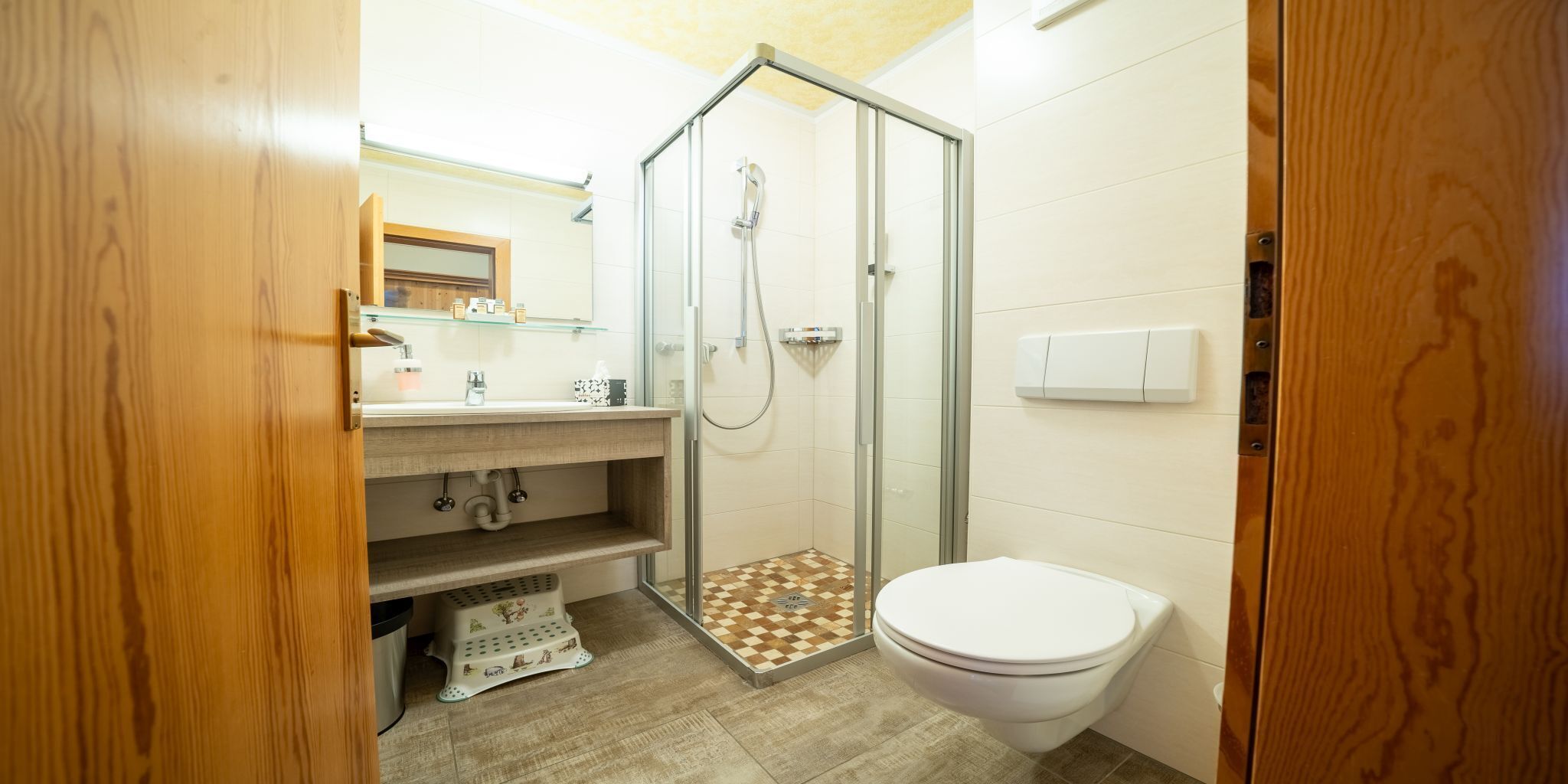 Un baño pequeño con ducha, inodoro y lavabo.