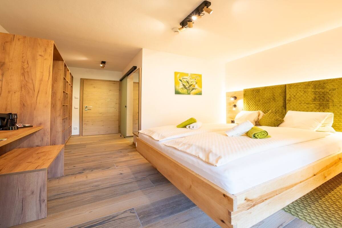 Familienstudio, Balkon, Bergblick | Zimmersafe, Schreibtisch, Verdunkelungsvorhänge, schallisolierte Zimmer