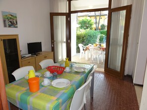 Villa, 3 Bedrooms, Patio, Garden View | Dining room