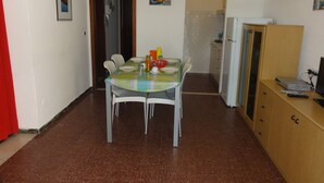 Villa, 3 soverom, terrasse, hageutsikt | Spisestue