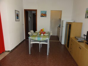 Villa, 3 slaapkamers, patio, uitzicht op tuin | Dineerruimte