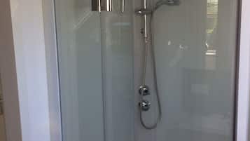 Douche, séchoir à cheveux, serviettes fournies, papier de toilette